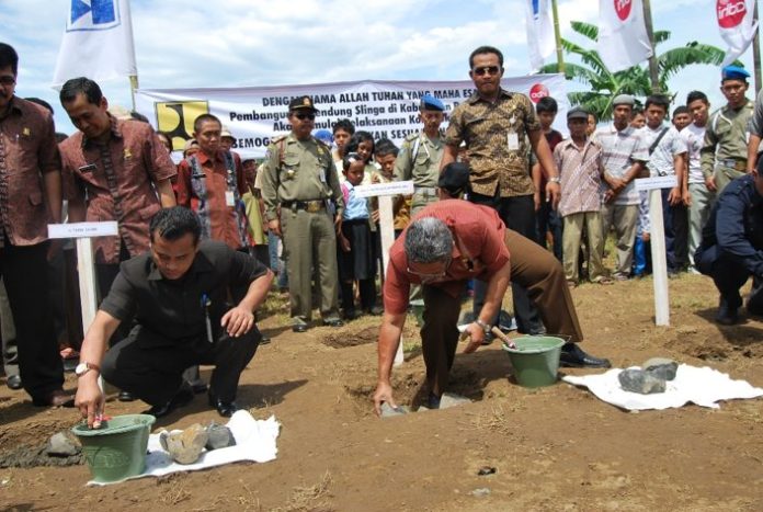 peletakan_batu_pertama_pembangunan_bendung_slinga Bendung Slinga
