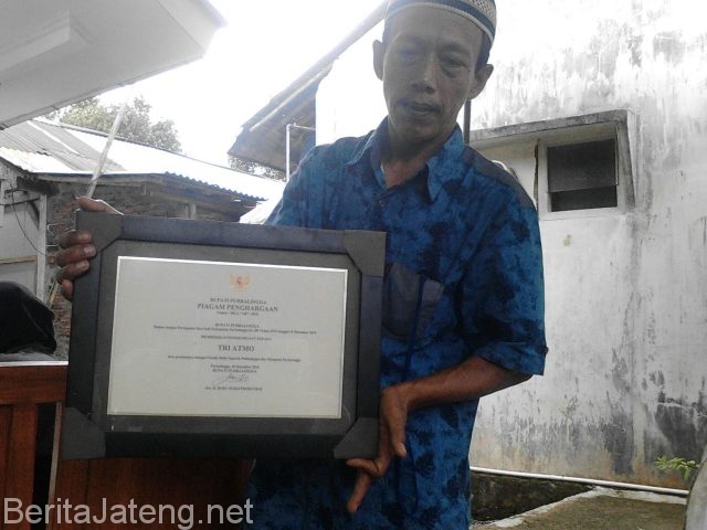 piagam-yang-pernah-diterima-Tri-Atmo-sat-ditunjukkan-oleh-kerabatnya-640x480
