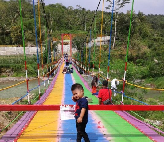 Jembatan Pelangi Dusun Sumingkir, Kecamatan Rembang jembatan pelangi