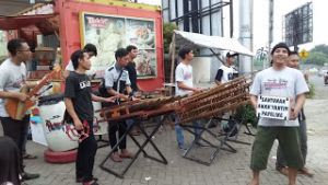 Thek-thek Pringgondani Laskorta melakukan Penggalangan Dana untuk Santunan Anak Yatim