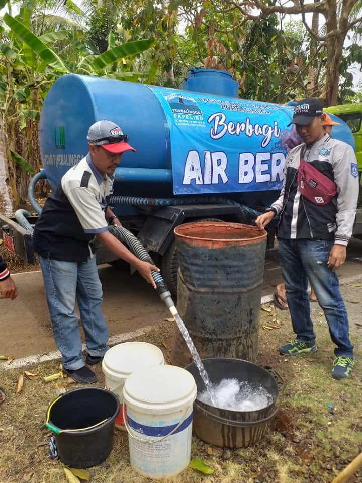 papeling menyalurkan air bersih