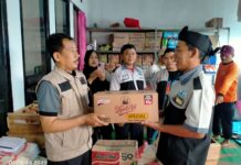 papeling beri bantuan kepada warga yang terkena bencana di Purbalingga