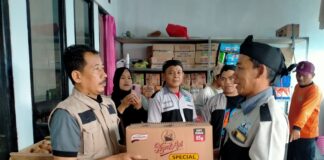 papeling beri bantuan kepada warga yang terkena bencana di Purbalingga