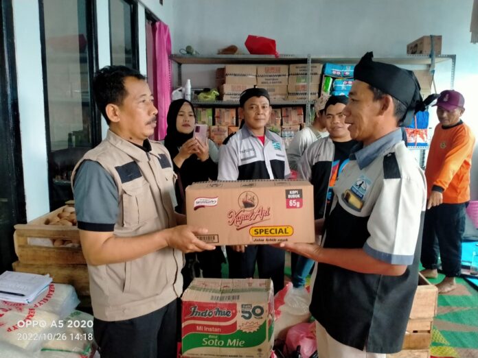 papeling beri bantuan kepada warga yang terkena bencana di Purbalingga papeling beri bantuan kepada warga yang terkena bencana di Purbalingga